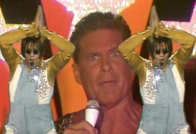 Er singt wieder: The Hoff zeigt viel Brust und Glitzer