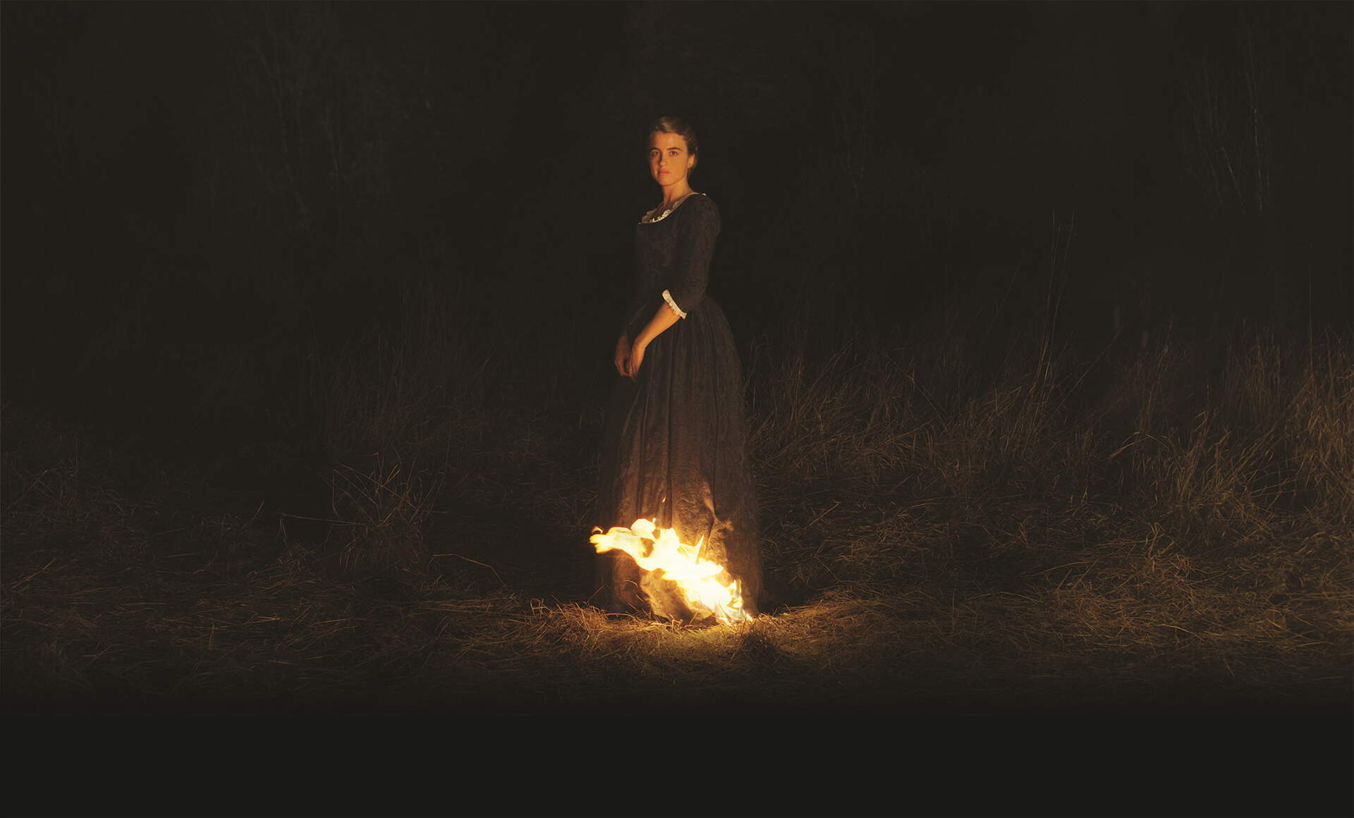 Porträt einer jungen Frau in Flammen - Szenenbild 2 von 3
