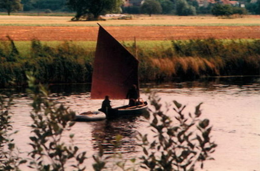 Flussfahrt mit Huhn - Szenenbild 6 von 9