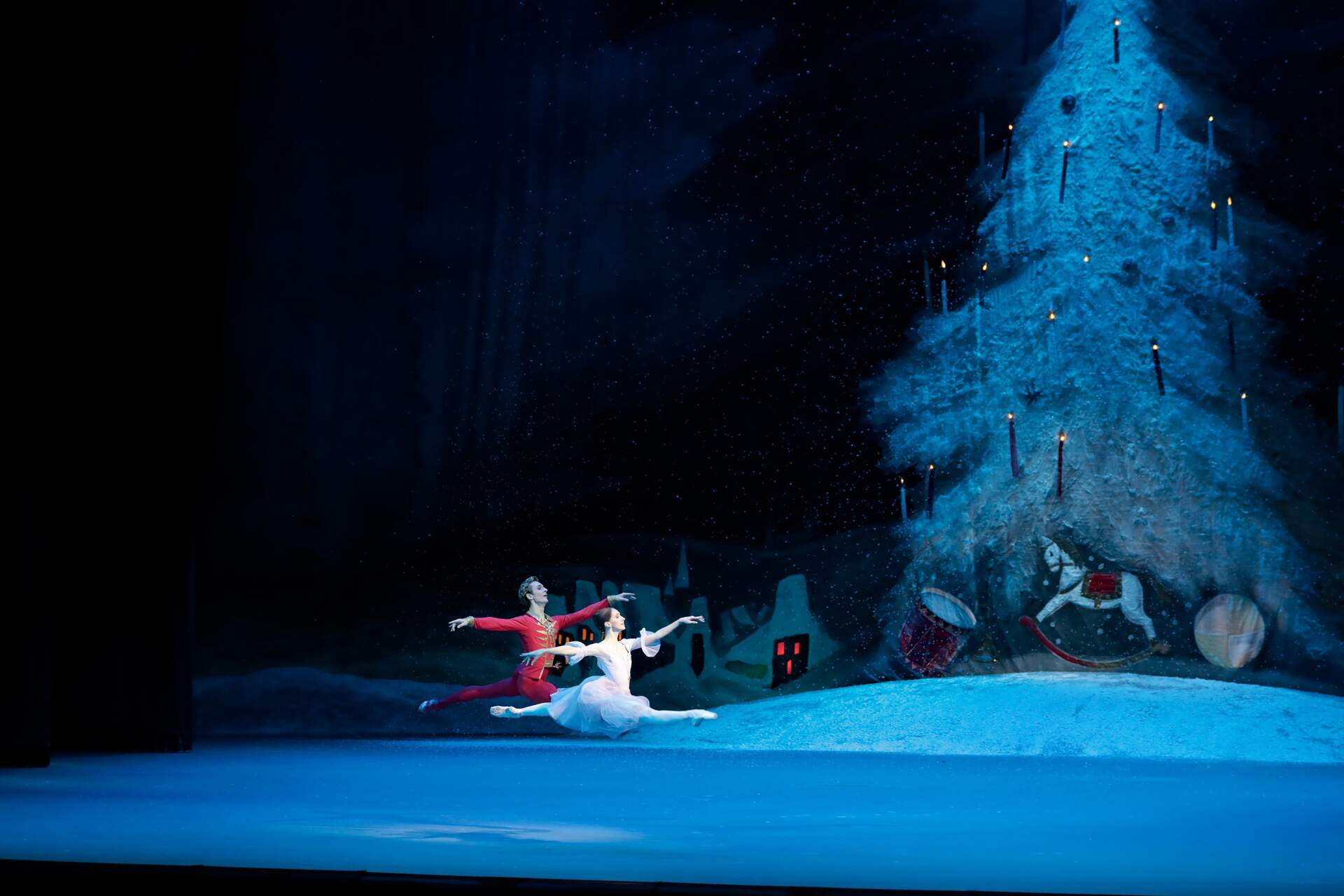 Der Nussknacker (Die Bolshoi Ballett Saison 2021/22) - Szenenbild 2 von 2