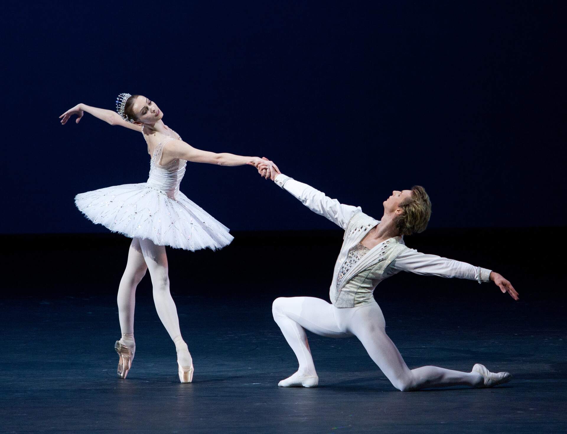 Jewels (Die Bolshoi Ballett Saison 2021/22 - LIVE) - Szenenbild 1 von 2