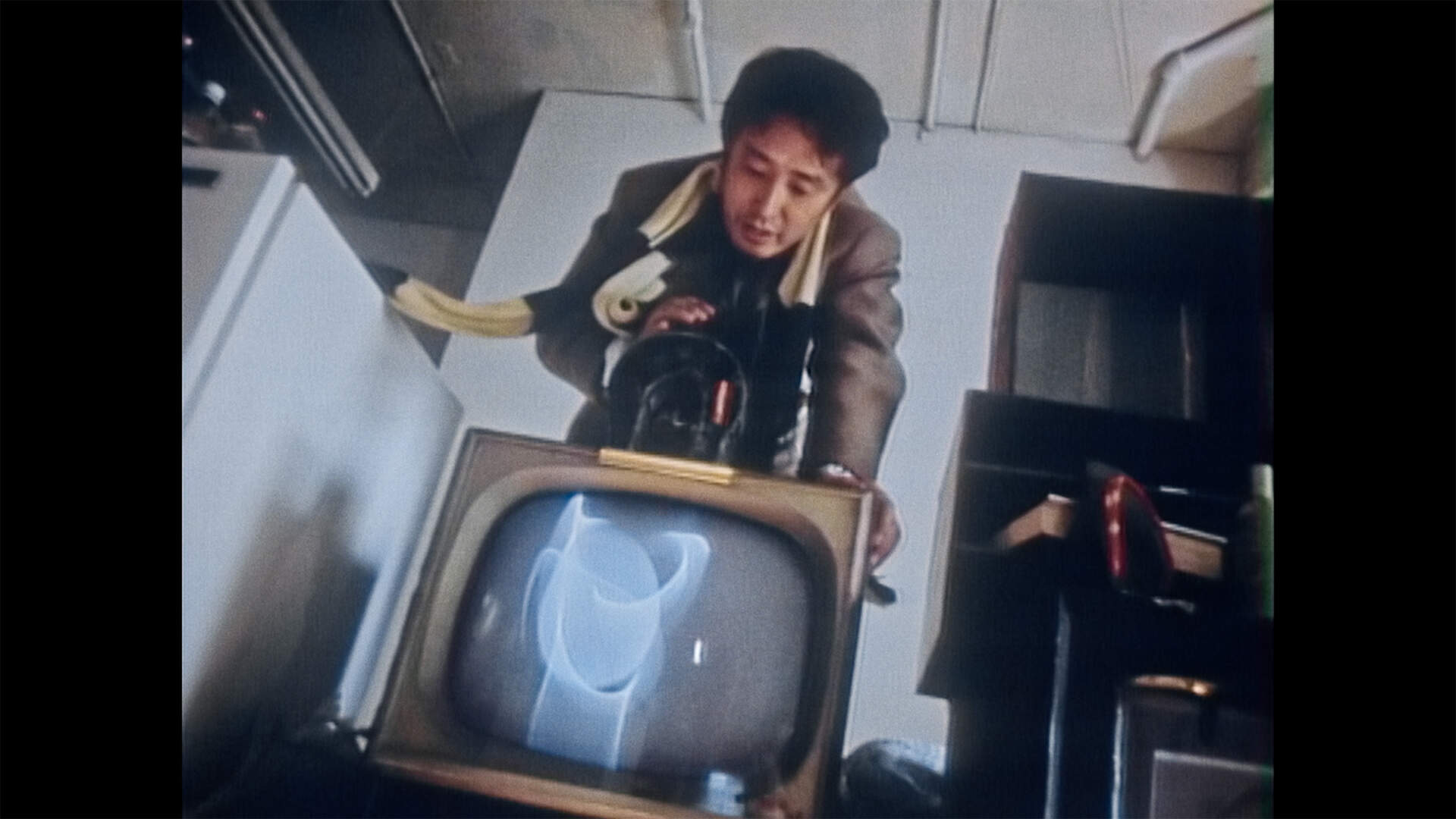 Nam June Paik: Moon is the Oldest TV (engl./dt./korea.) - Szenenbild 1 von 1