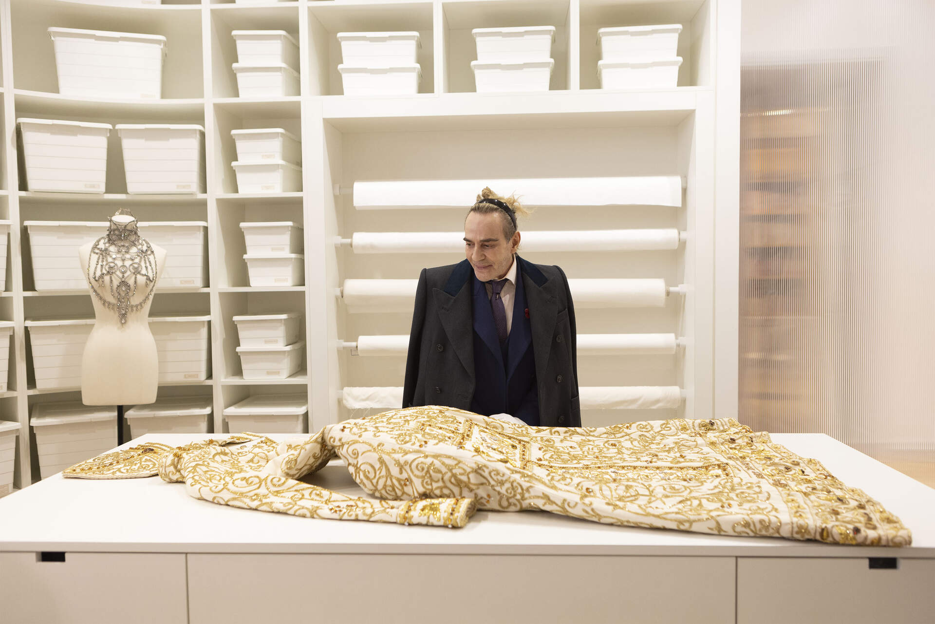 High + Low - John Galliano (engl./frz.) - Szenenbild 1 von 1