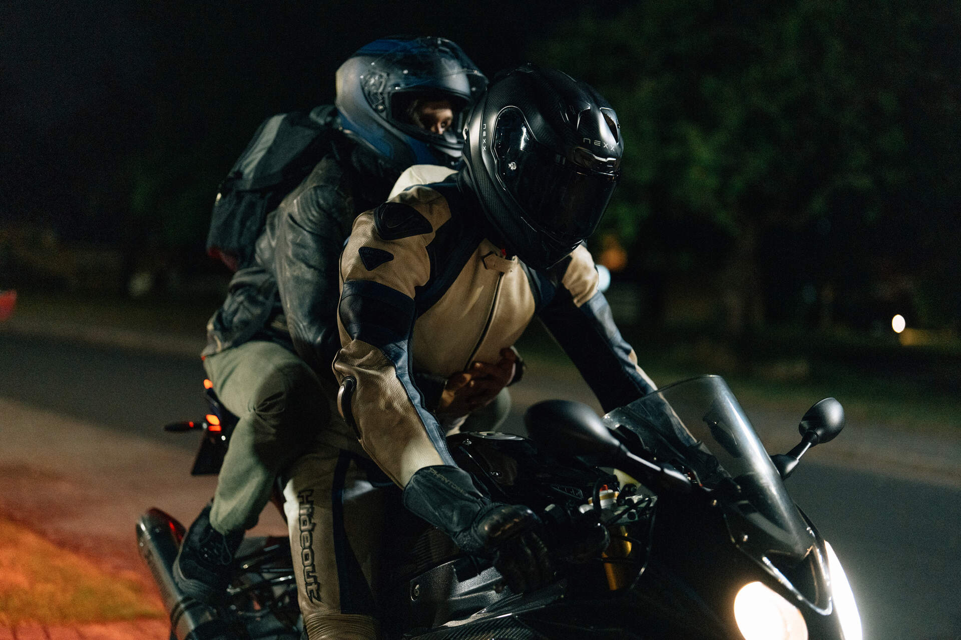 Pillion - Szenenbild 3 von 6