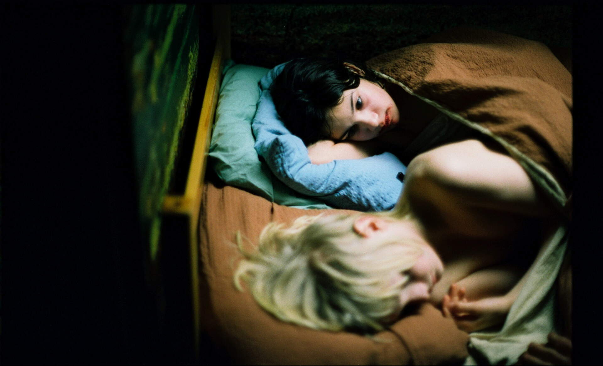 So finster die Nacht (WA: 2025) - Szenenbild 7 von 7