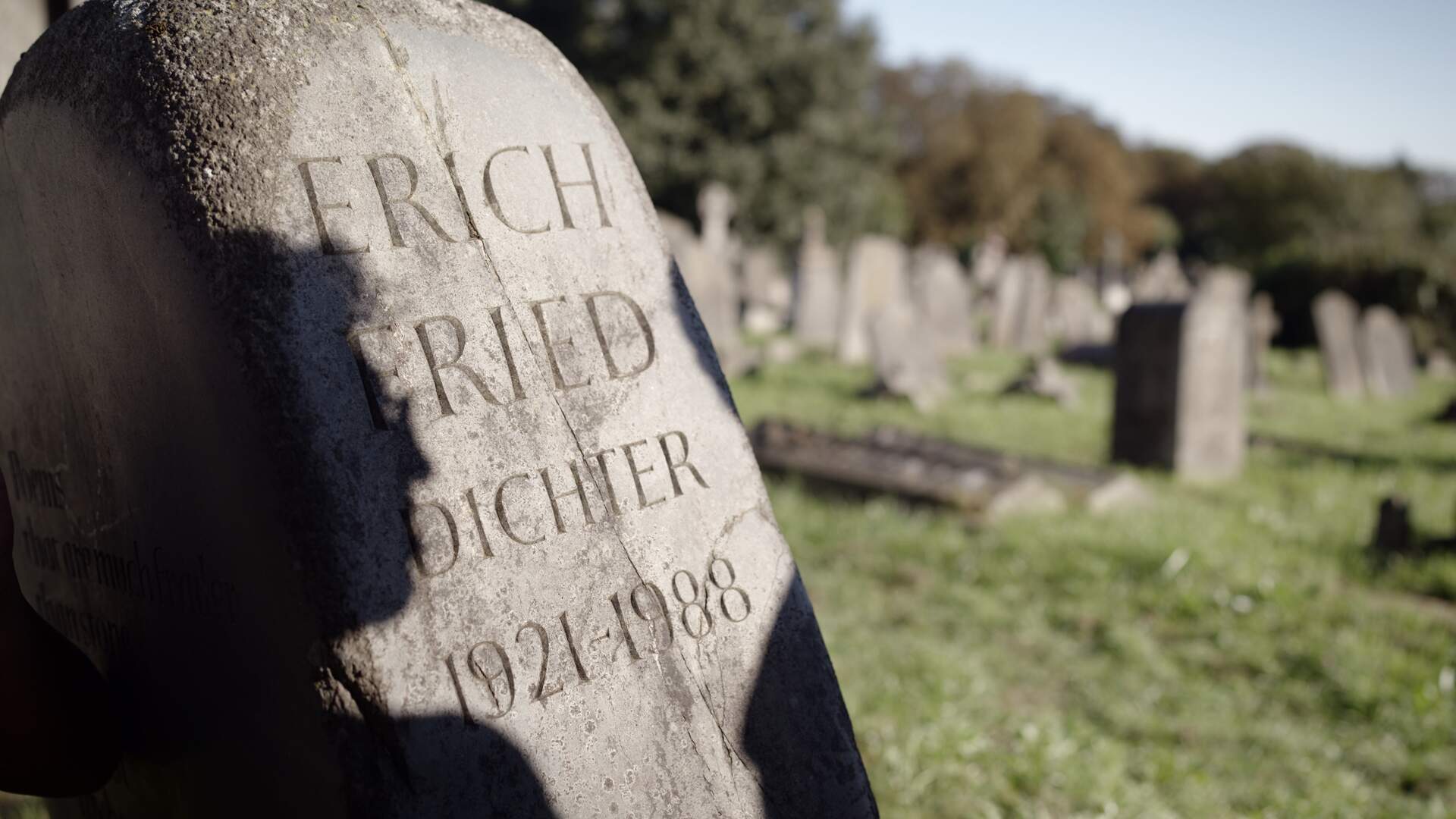 Erich Fried - Friendly Fire (dt./engl.) - Szenenbild 1 von 1