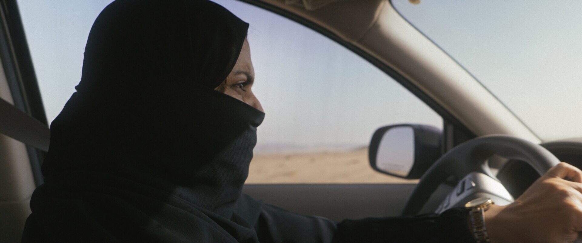 Azza - Dem Patriarchat davonfahren (arab.) - Szenenbild 1 von 1