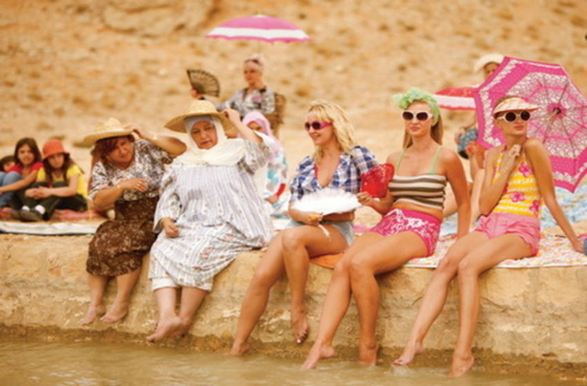 Wer weiß, wohin? - Szenenbild 1 von 15